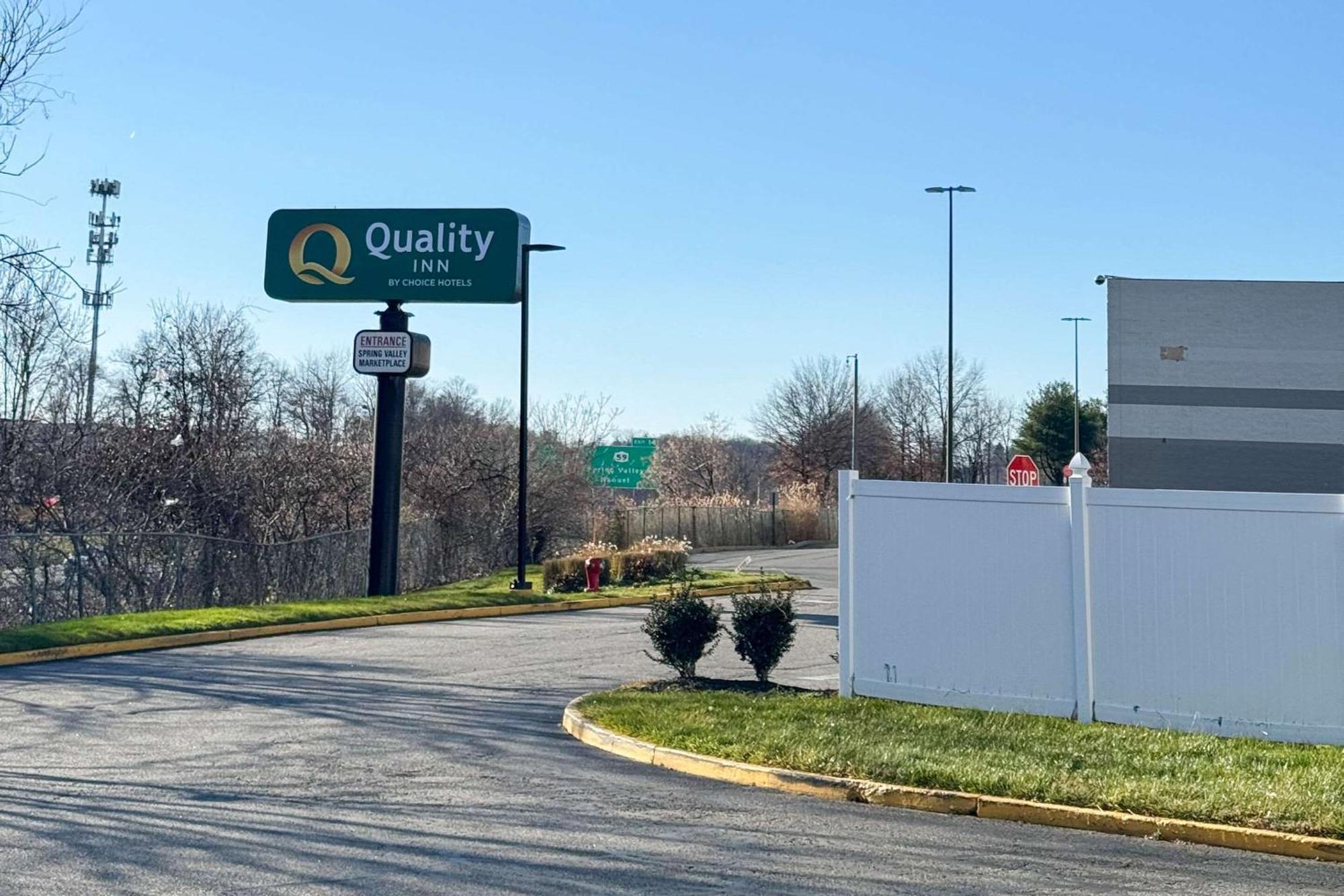 Quality Inn Spring Valley - Nanuet Bagian luar foto